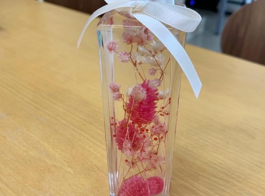 ピンクのハーバリウムのボトルの写真