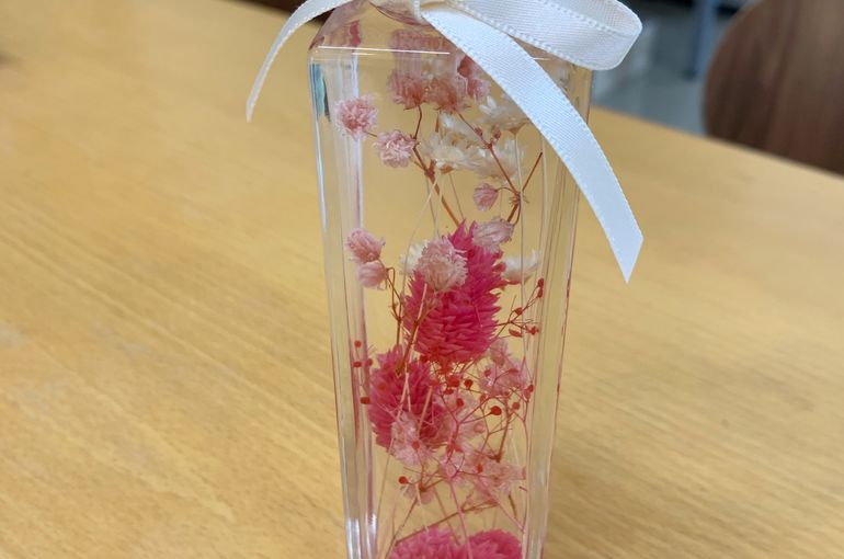 ピンクのハーバリウムのボトルの写真