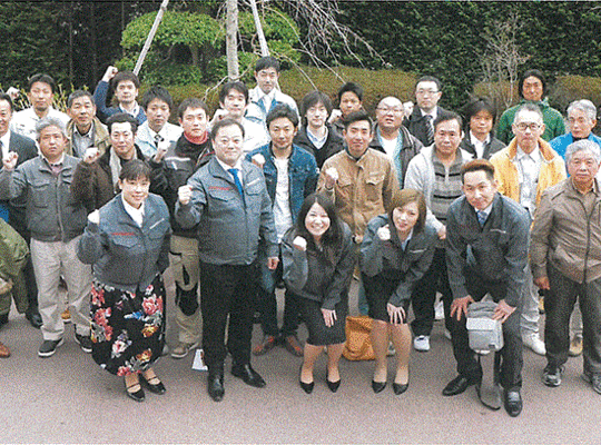 西島建築設計工務の社員と協力業者の写真