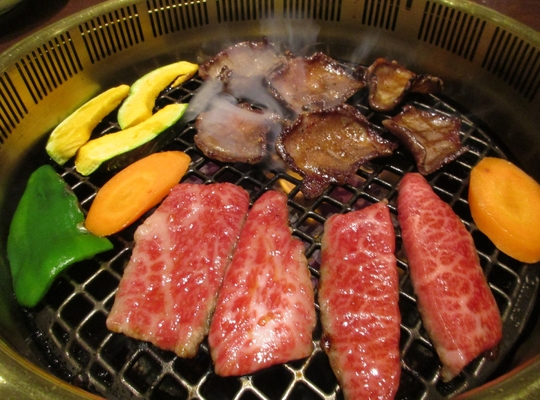 焼肉を焼いている写真