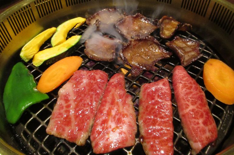 焼肉を焼いている写真