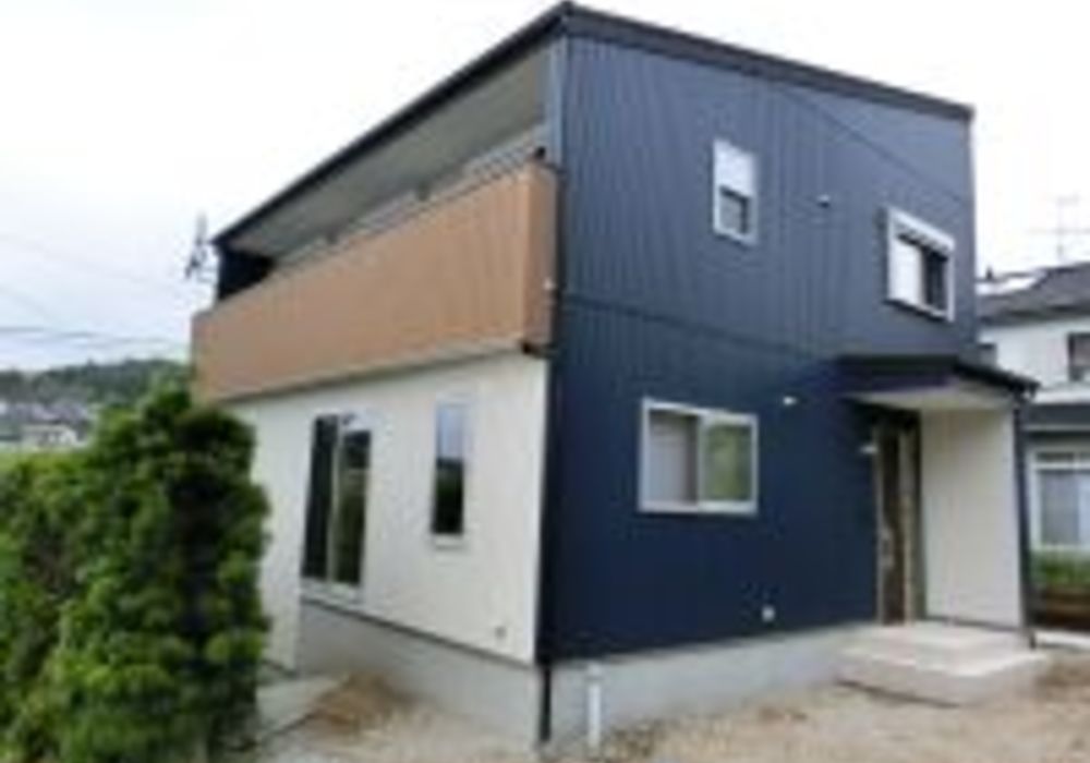 紺と白のツートンカラーの新築住宅